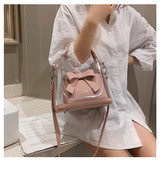 Σύγχρονη γυναικεία  τσάντα με μεγάλη λαβή και τρισδιάστατα στοιχεία σε τέσσερα χρώματα