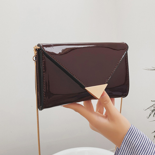 Geanta de dama eleganta din piele lacuita cu elemente metalice si maner lung metalic