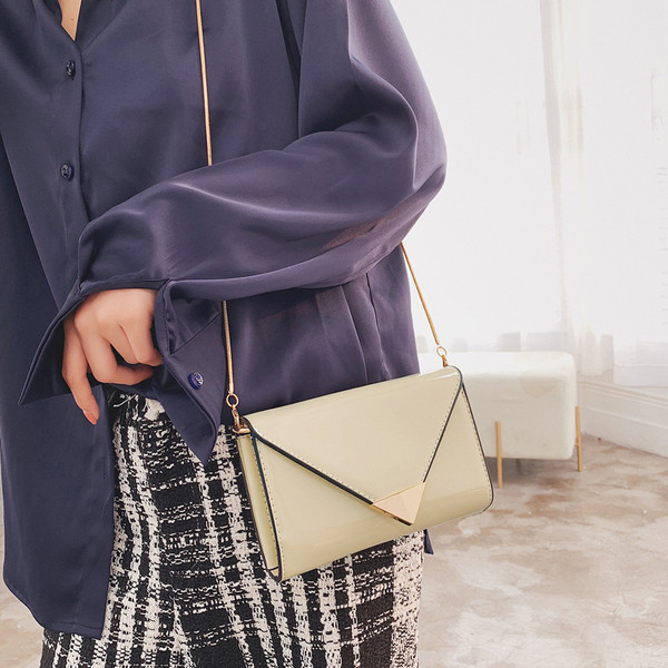 Geanta de dama eleganta din piele lacuita cu elemente metalice si maner lung metalic