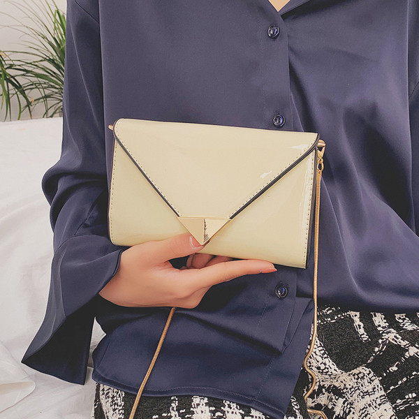 Geanta de dama eleganta din piele lacuita cu elemente metalice si maner lung metalic