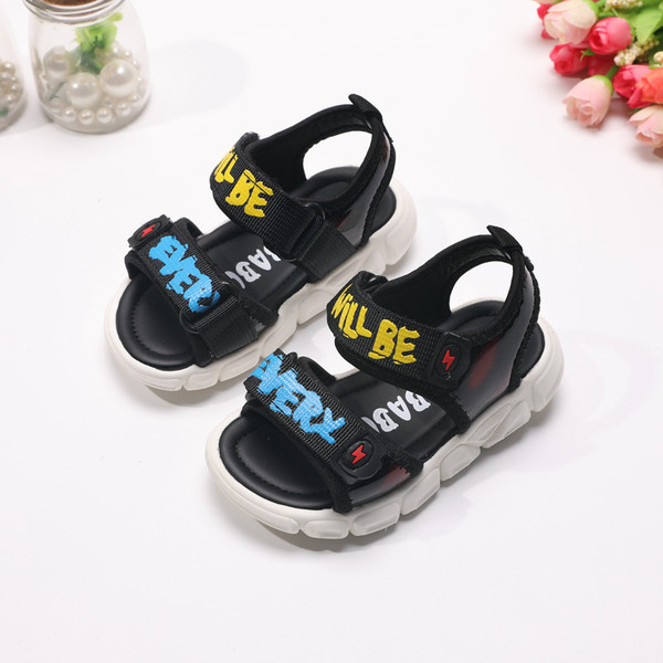 Modern gyerekszandál fiúknak három színben felirattal