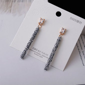 Stílusos hosszú fülbevaló kövekkel