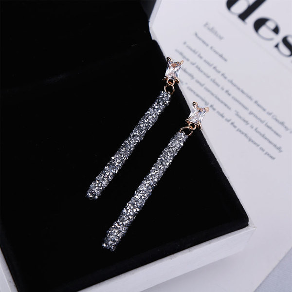 Stílusos hosszú fülbevaló kövekkel