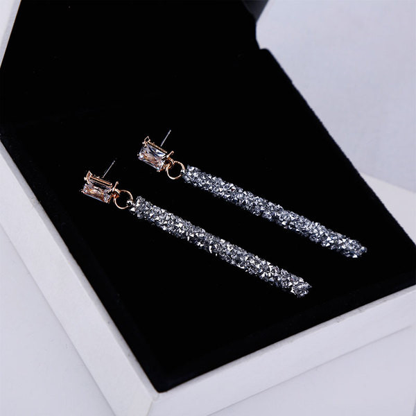 Stílusos hosszú fülbevaló kövekkel