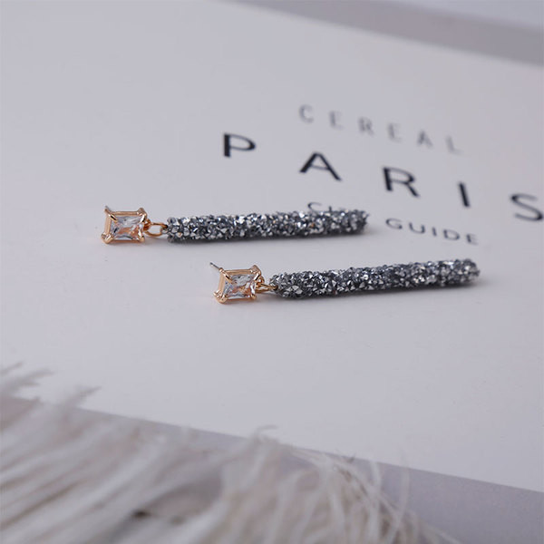 Stílusos hosszú fülbevaló kövekkel