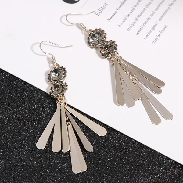 Modern hosszú fülbevaló színes kövekkel