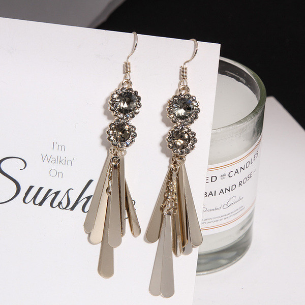 Modern hosszú fülbevaló színes kövekkel