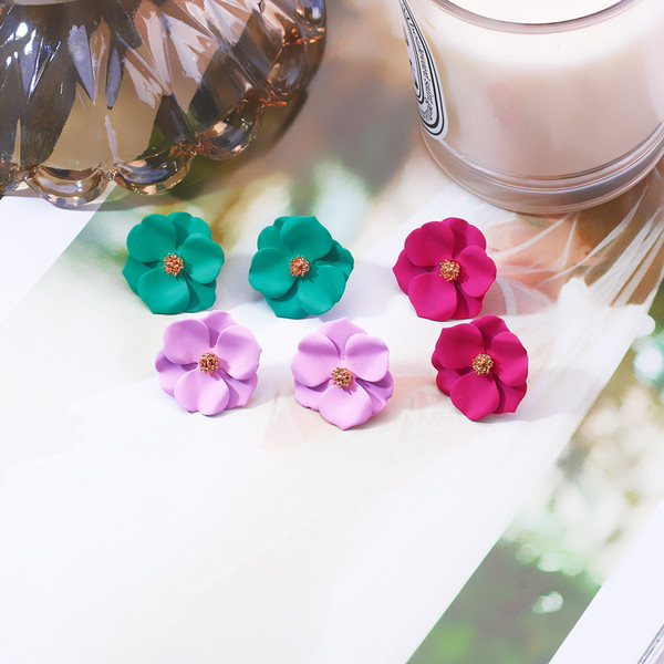 Cercei moderni de dama in forma de floare in trei culori