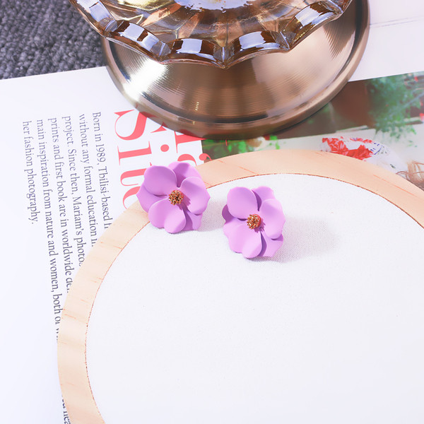 Cercei moderni de dama in forma de floare in trei culori