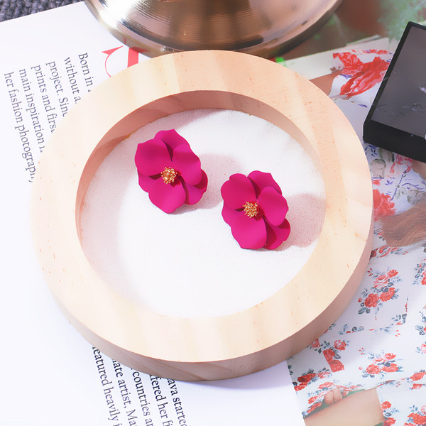 Cercei moderni de dama in forma de floare in trei culori