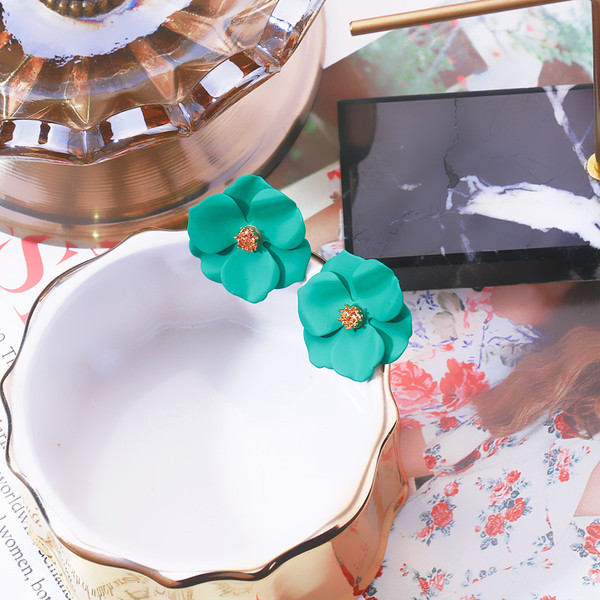 Cercei moderni de dama in forma de floare in trei culori