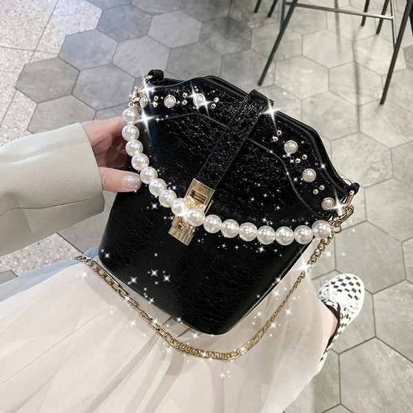 Modern női táska gyöngyház rövid fogantyúval és hosszú fémlánccal öt színben