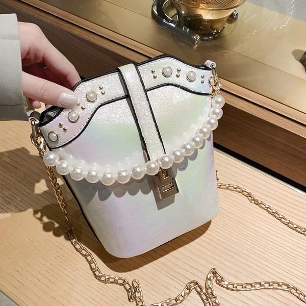 Modern női táska gyöngyház rövid fogantyúval és hosszú fémlánccal öt színben