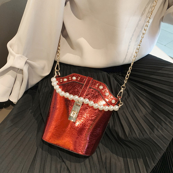 Modern női táska gyöngyház rövid fogantyúval és hosszú fémlánccal öt színben