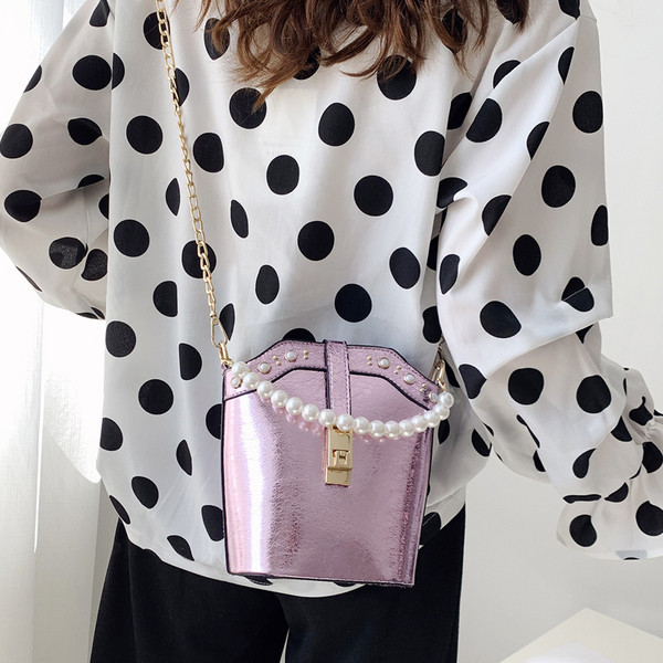 Modern női táska gyöngyház rövid fogantyúval és hosszú fémlánccal öt színben