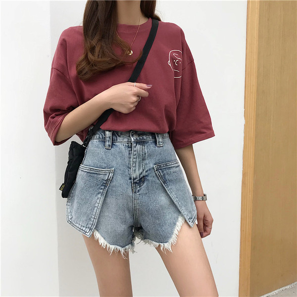 Magas derekú farmer rövidnadrág szakadt kék motívumokkal