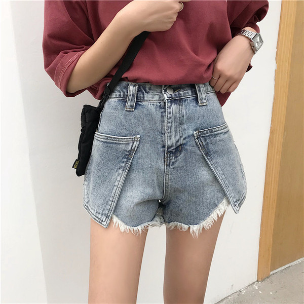 Magas derekú farmer rövidnadrág szakadt kék motívumokkal