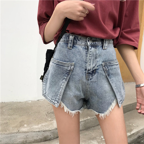 Magas derekú farmer rövidnadrág szakadt kék motívumokkal