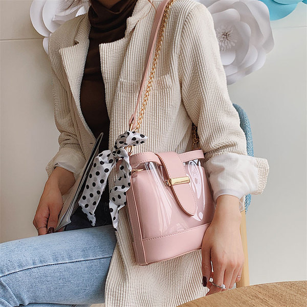 Stílusos női táska négy színben átlátszó huzattal és hosszú fémlánccal