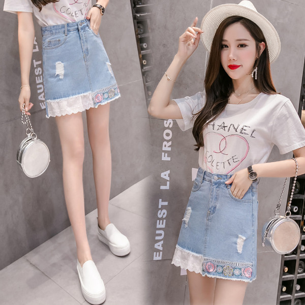 Rövid farmerszoknya hímzéssel és szakadt motívumokkal fehér és kék színben