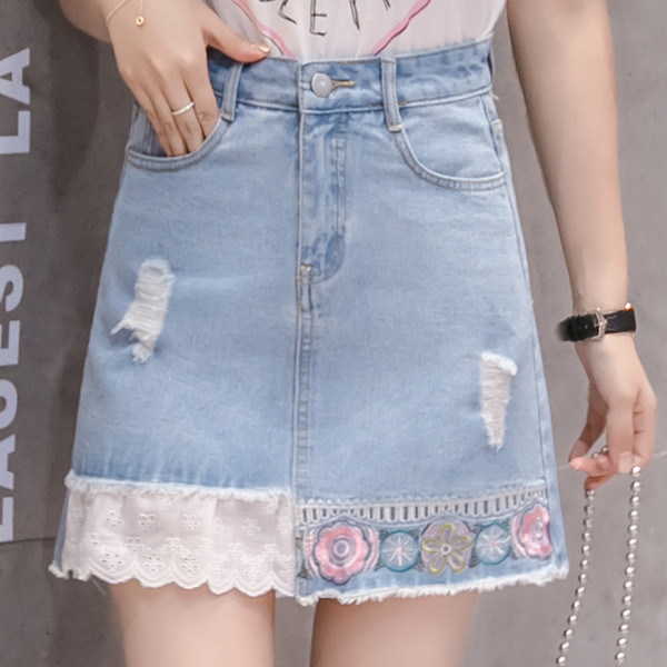 Rövid farmerszoknya hímzéssel és szakadt motívumokkal fehér és kék színben