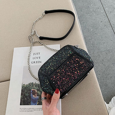 Geantă de damă modernă cu elemente strălucitoare în patru culori și un lanț metalic lung