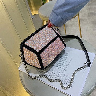 Geantă de damă modernă cu elemente strălucitoare în patru culori și un lanț metalic lung