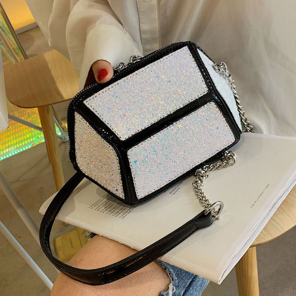 Geantă de damă modernă cu elemente strălucitoare în patru culori și un lanț metalic lung