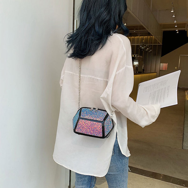 Geantă de damă modernă cu elemente strălucitoare în patru culori și un lanț metalic lung