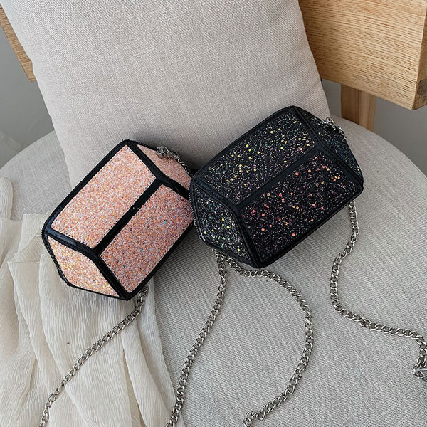 Geantă de damă modernă cu elemente strălucitoare în patru culori și un lanț metalic lung