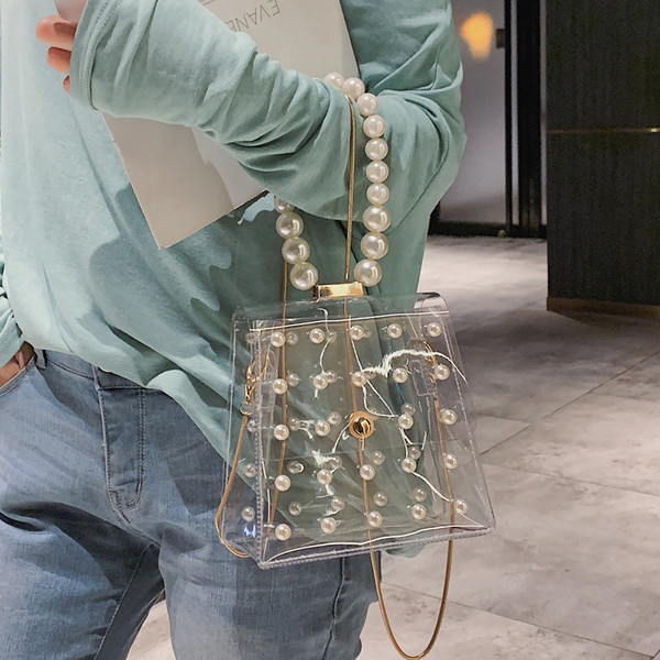 Geanta de dama transparenta cu maner scurt sidefat si lant lung metalic alb-negru