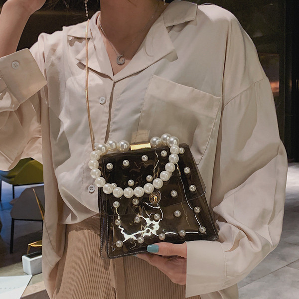 Geanta de dama transparenta cu maner scurt sidefat si lant lung metalic alb-negru