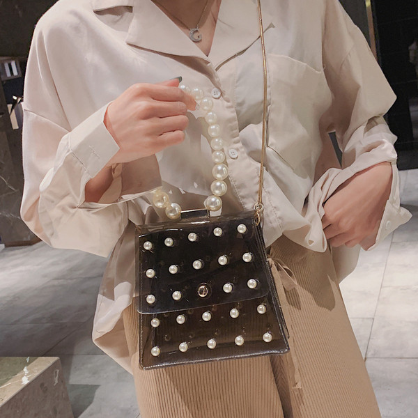 Geanta de dama transparenta cu maner scurt sidefat si lant lung metalic alb-negru