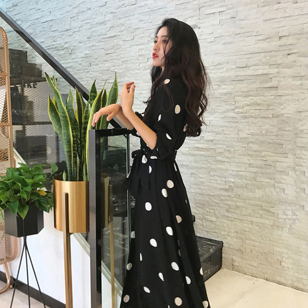 Alkalmi női ruha fekete színben, fehér pöttyökkel