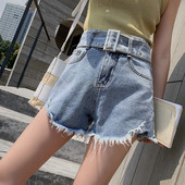 Farmer rövidnadrág szakadt motívumokkal és övvel