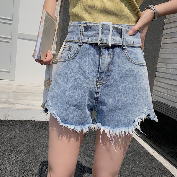 Farmer rövidnadrág szakadt motívumokkal és övvel