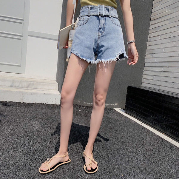 Farmer rövidnadrág szakadt motívumokkal és övvel