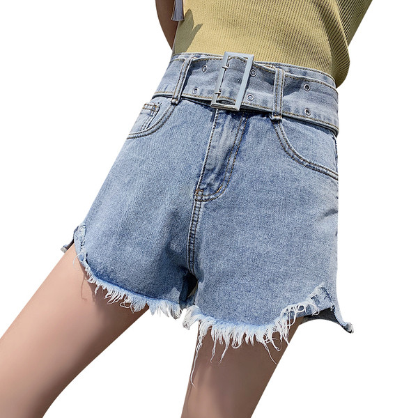 Farmer rövidnadrág szakadt motívumokkal és övvel