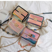 Geantă de damă modernă în culori fluide cu un lanț metalic lung