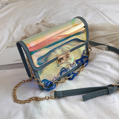 Geantă de damă modernă în culori fluide cu un lanț metalic lung