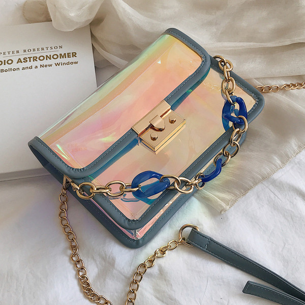 Geantă de damă modernă în culori fluide cu un lanț metalic lung