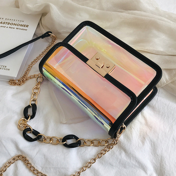 Geantă de damă modernă în culori fluide cu un lanț metalic lung