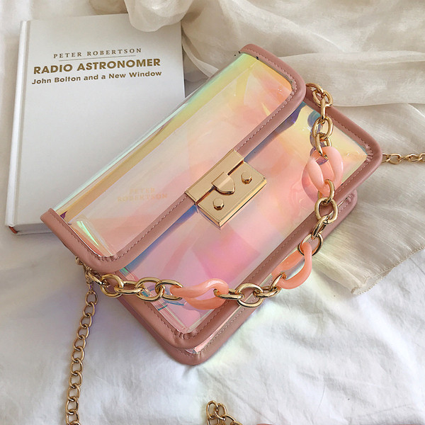 Geantă de damă modernă în culori fluide cu un lanț metalic lung