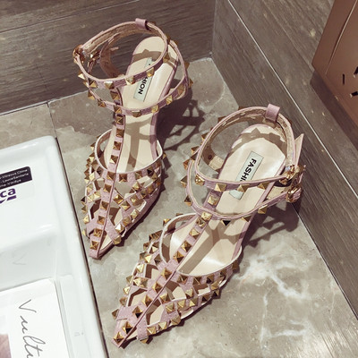 Μοντέρνα γυναικεία παπούτσια με ψηλά τακούνια με τρουξ- ένα μυτερό μοντέλο