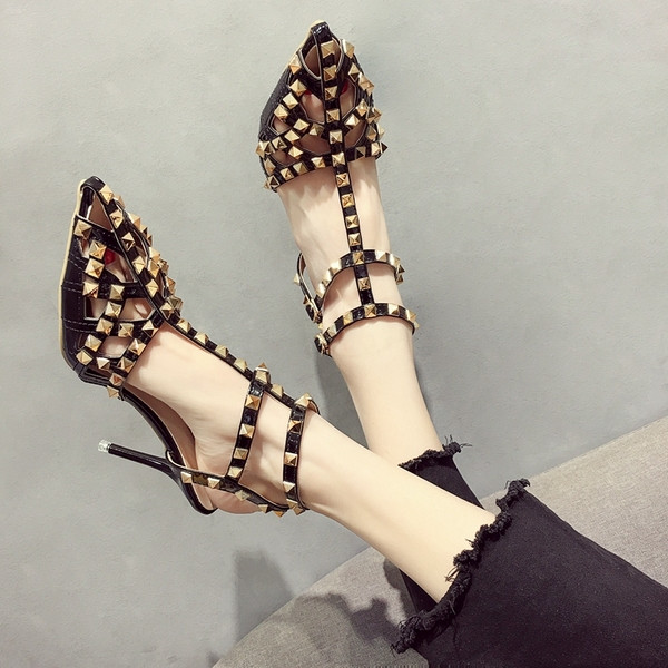 Μοντέρνα γυναικεία παπούτσια με ψηλά τακούνια με τρουξ- ένα μυτερό μοντέλο