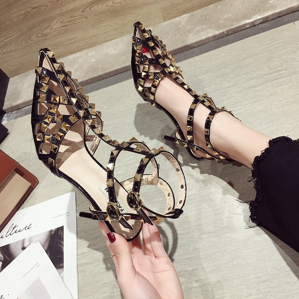 Μοντέρνα γυναικεία παπούτσια με ψηλά τακούνια με τρουξ- ένα μυτερό μοντέλο