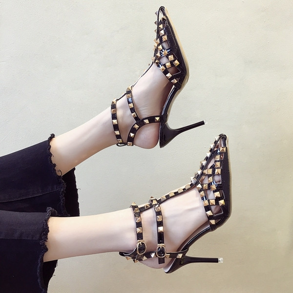 Μοντέρνα γυναικεία παπούτσια με ψηλά τακούνια με τρουξ- ένα μυτερό μοντέλο