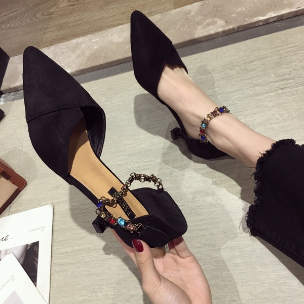 Modern női cipő extravagáns sarokkal, két színben