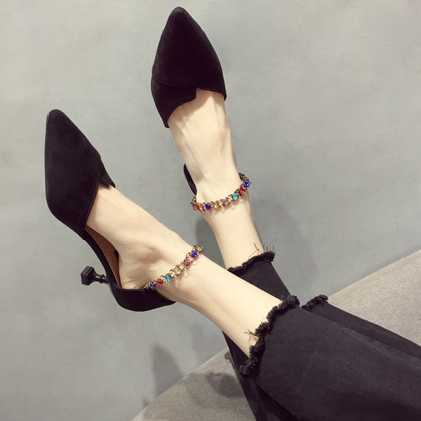 Modern női cipő extravagáns sarokkal, két színben