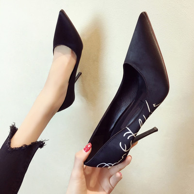 Feliratos női magassarkú cipő